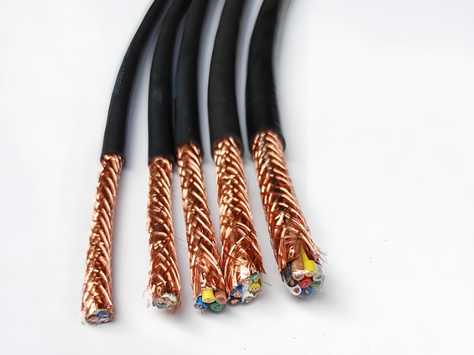 電纜由蓄電池鉛板和絕緣材料組成用于電信傳輸.jpg 電纜由蓄電池鉛板和絕緣材料組成用于電信傳輸.jpg